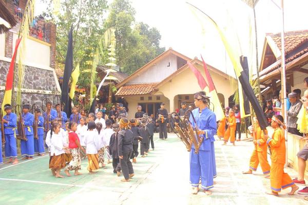 Permainan Tradisional Oray-Orayan di Acara Julang Ngapak Kampung Adat Cirendeu
